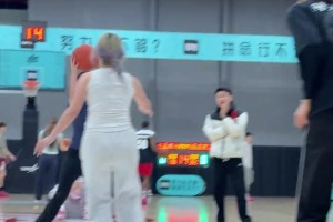 湖人再胜火箭～赛后詹姆斯与好友拥抱寒暄